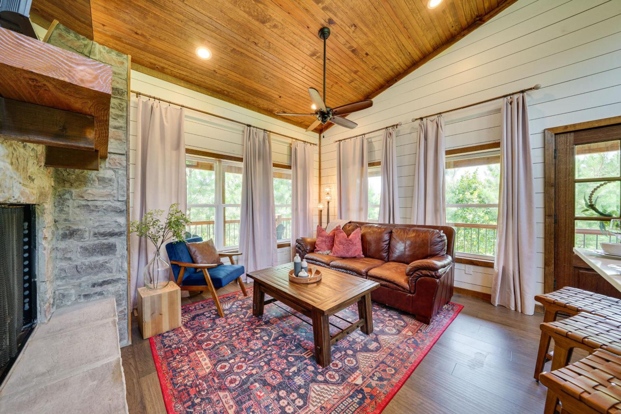 Tree-Lined Broken Bow Studio With Private Hot Tub! Екстериор снимка