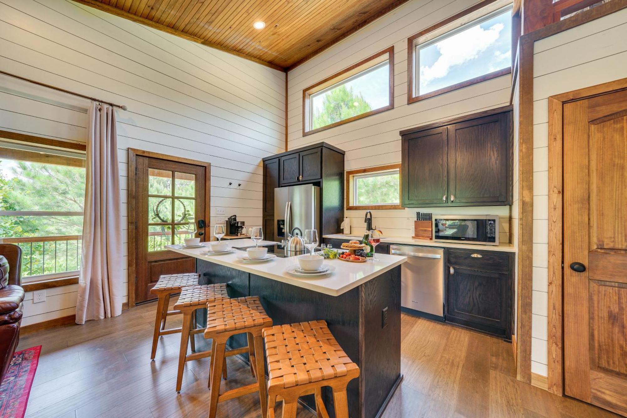 Tree-Lined Broken Bow Studio With Private Hot Tub! Екстериор снимка