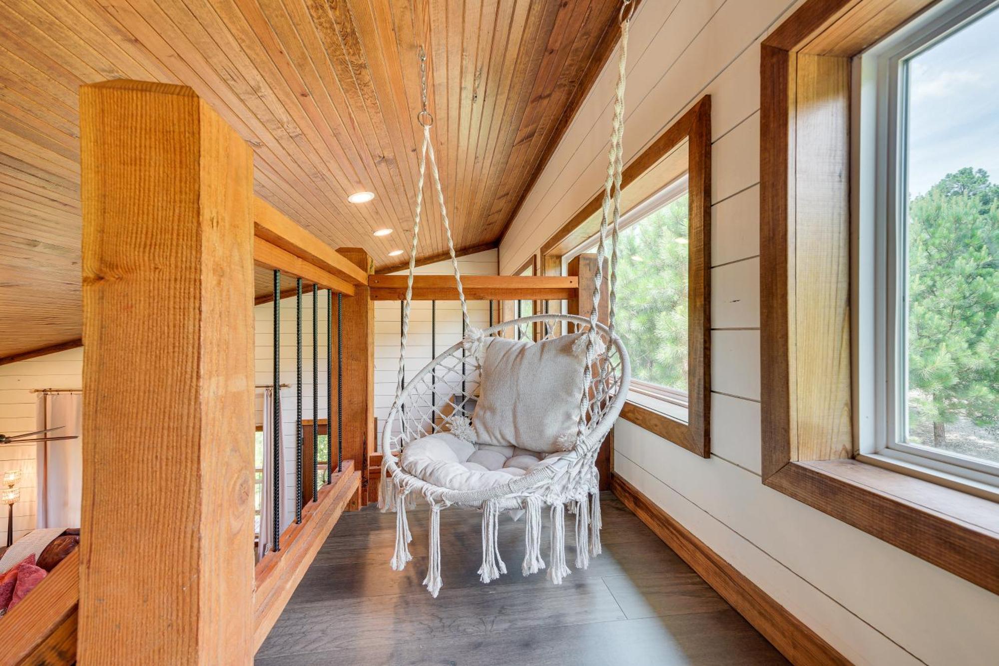 Tree-Lined Broken Bow Studio With Private Hot Tub! Екстериор снимка