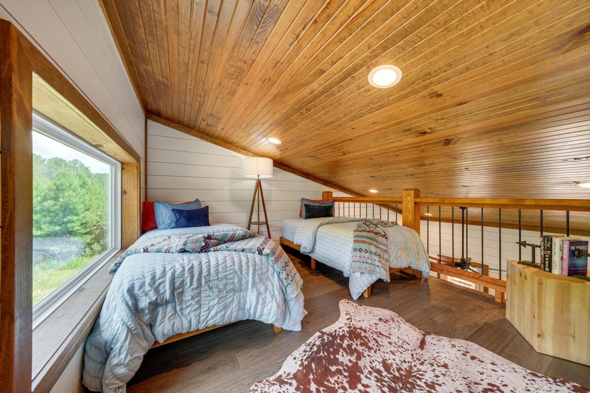 Tree-Lined Broken Bow Studio With Private Hot Tub! Екстериор снимка