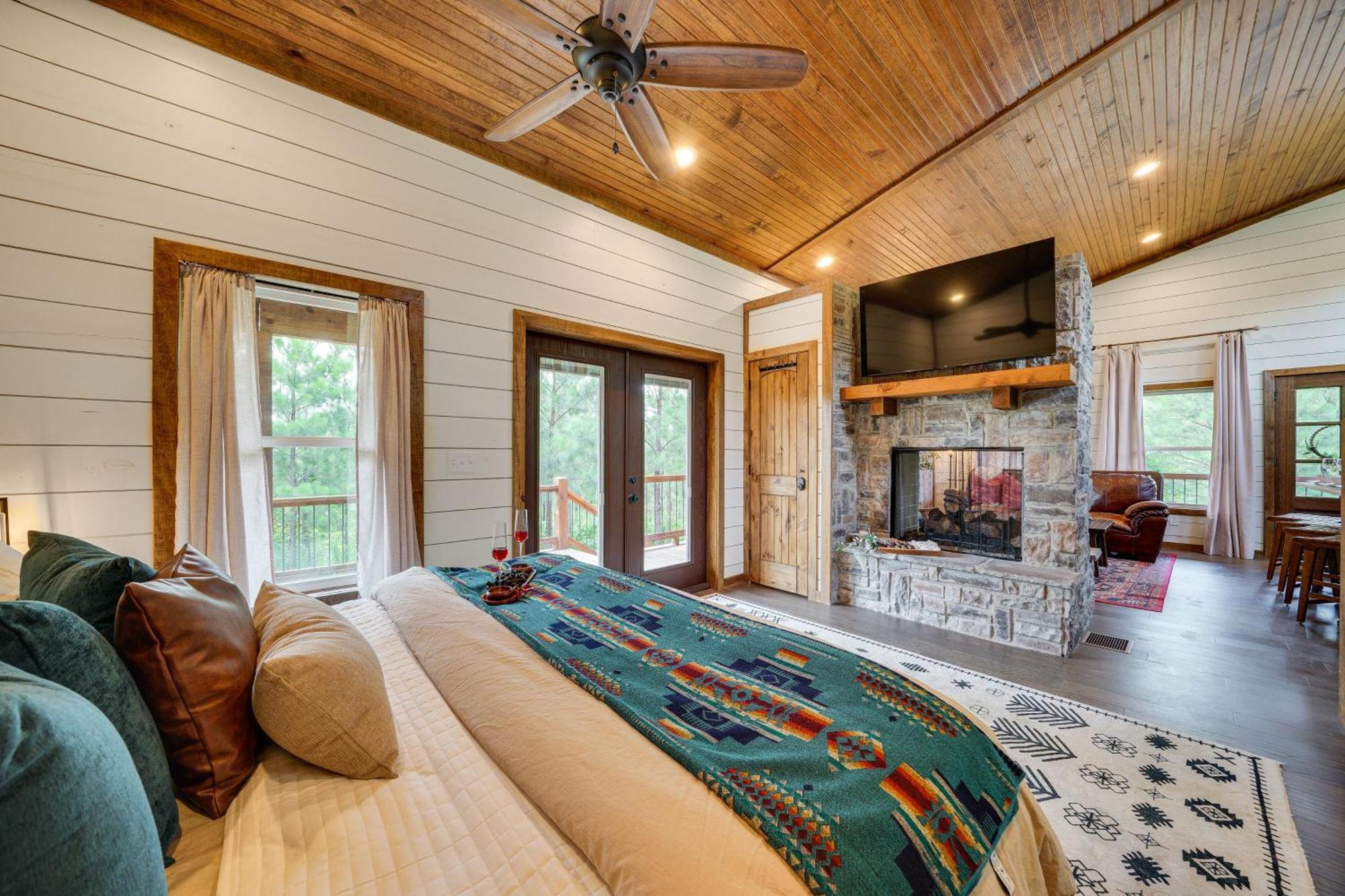Tree-Lined Broken Bow Studio With Private Hot Tub! Екстериор снимка
