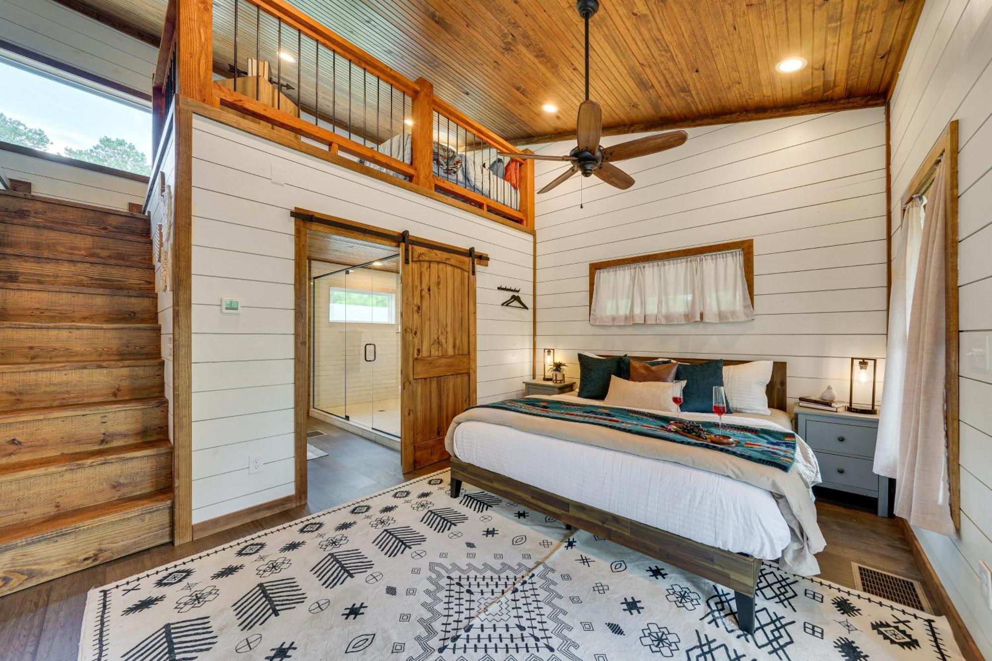 Tree-Lined Broken Bow Studio With Private Hot Tub! Екстериор снимка
