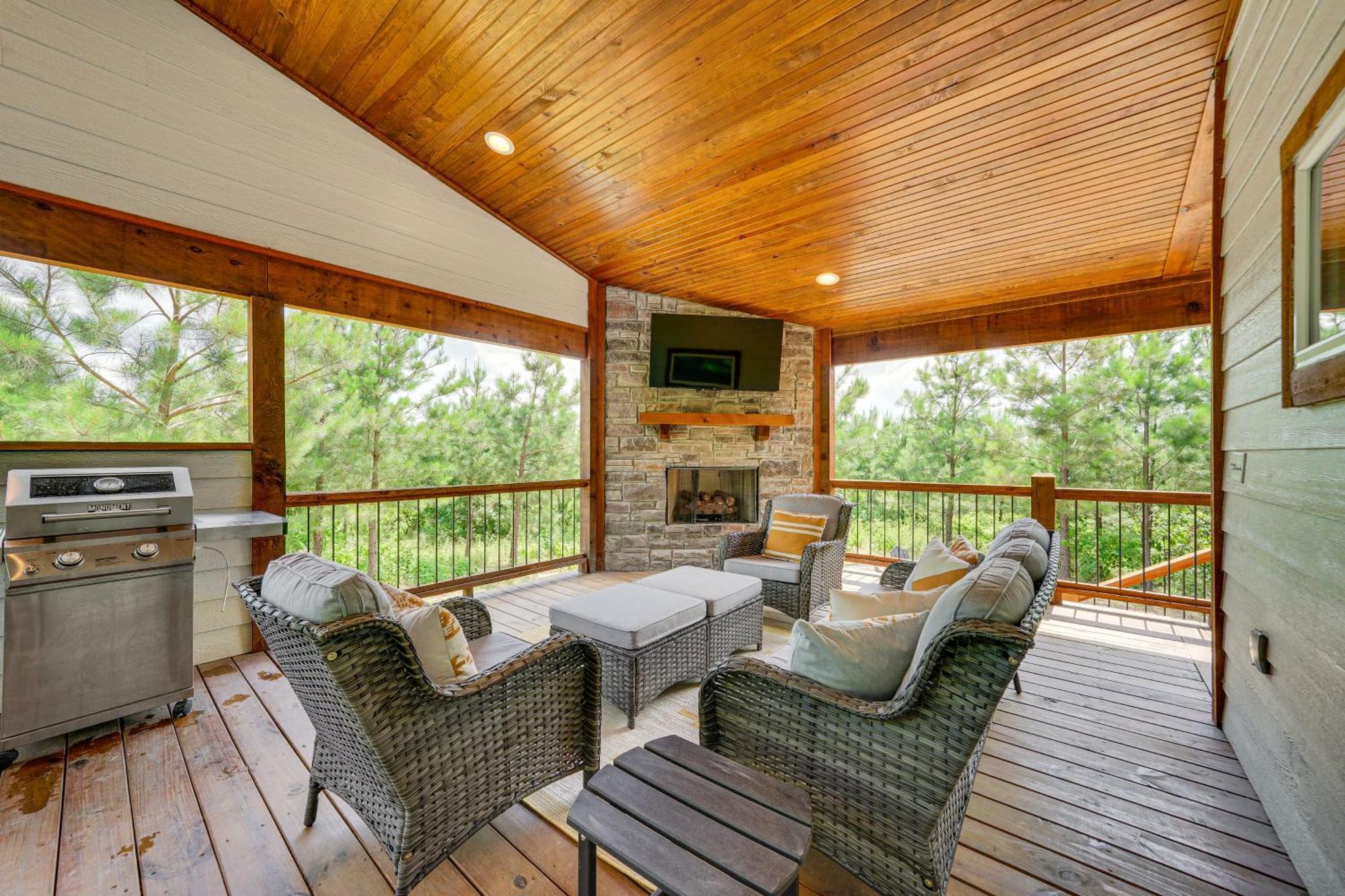 Tree-Lined Broken Bow Studio With Private Hot Tub! Екстериор снимка