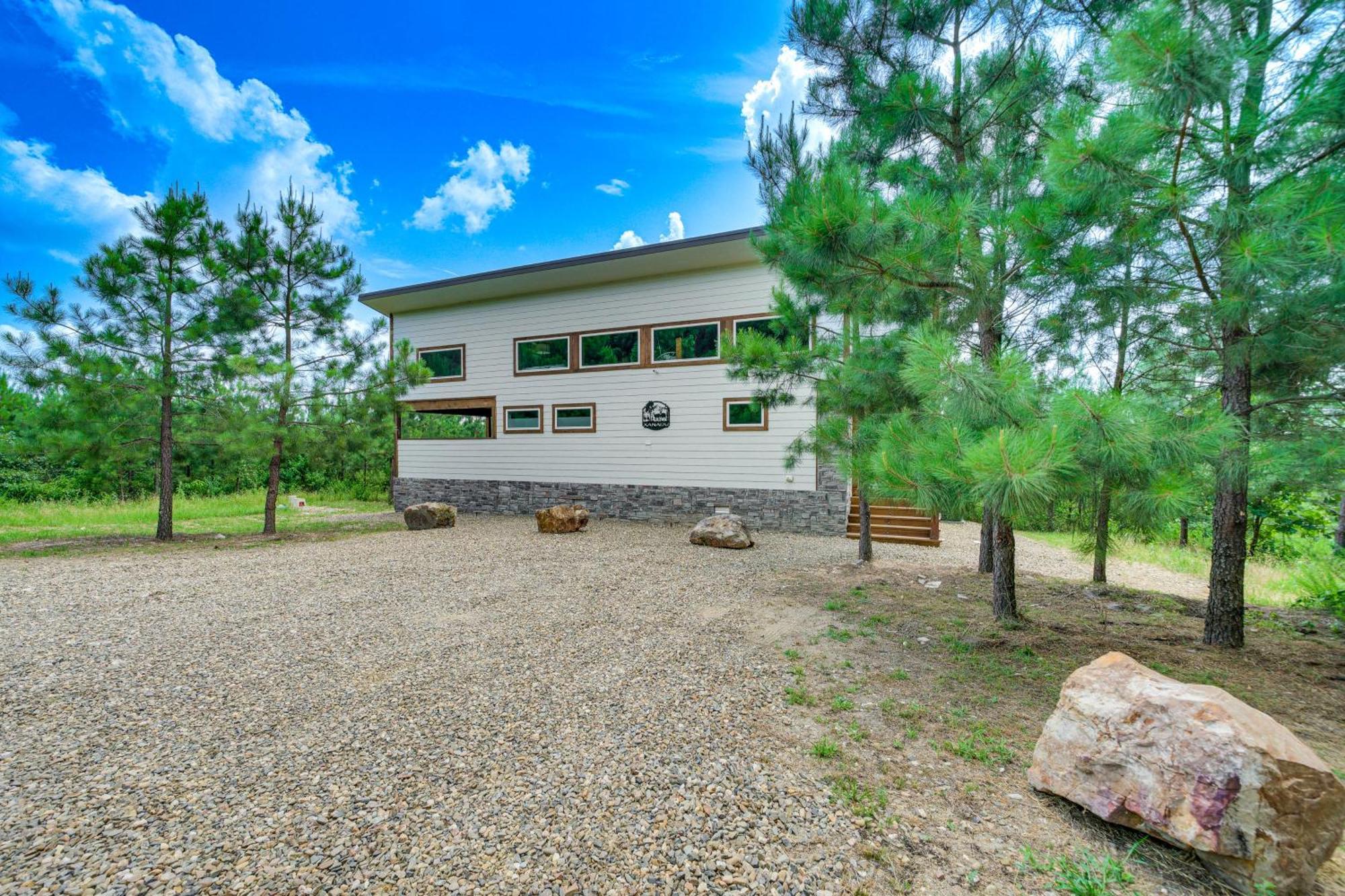 Tree-Lined Broken Bow Studio With Private Hot Tub! Екстериор снимка